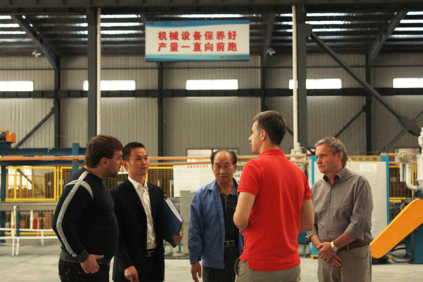 俄羅斯客戶(hù)到安邦集團(tuán)參觀考察電伴熱工廠和電地暖生產(chǎn)線(xiàn)(圖2)