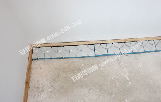 開始鋪設(shè)電地暖模塊，根據(jù)現(xiàn)場情況鋪設(shè)好轉(zhuǎn)向模塊